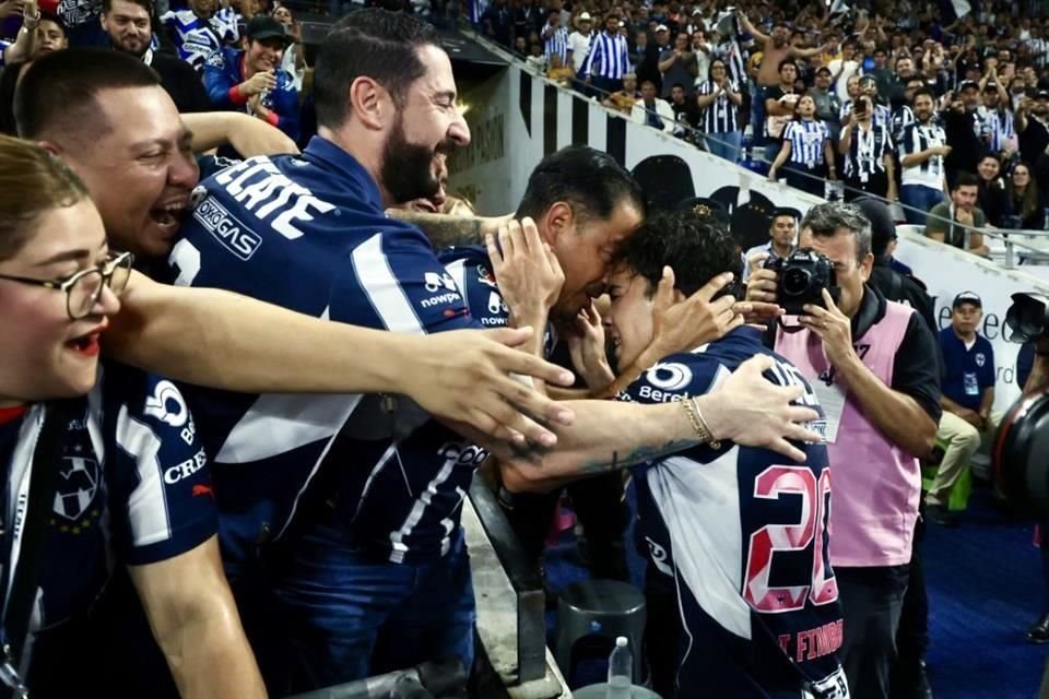 Íker Fimbres festejó con su familia una gran noche en la que se convirtió en el héroe del Clásico.