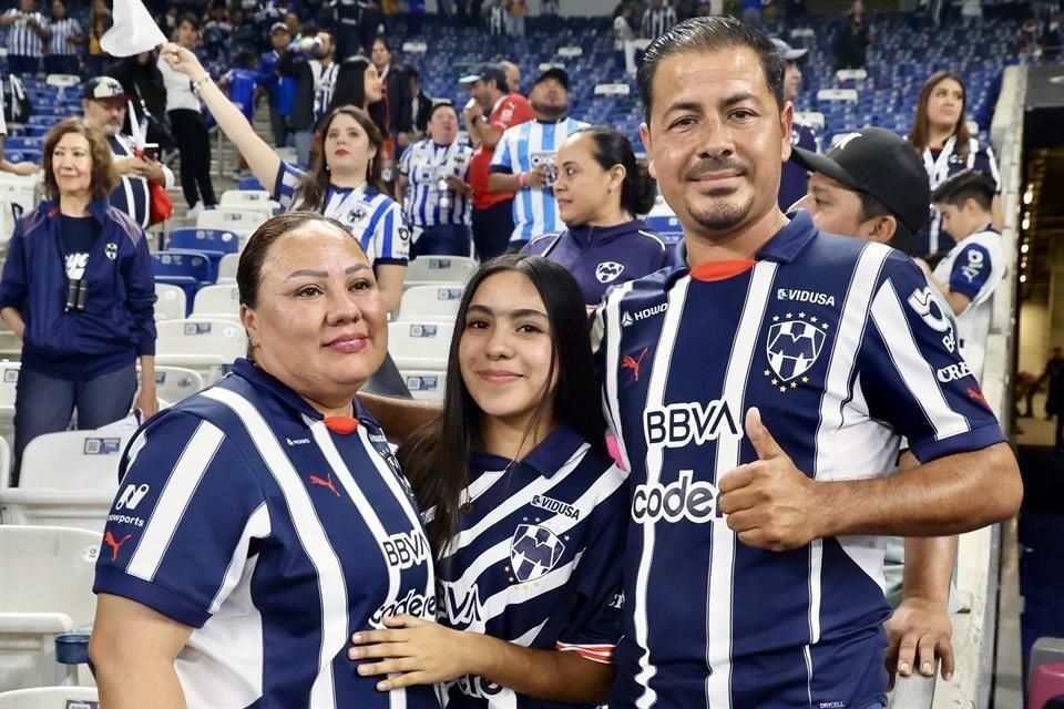 La familia de Íker Fimbres estuvo en las gradas, cerca de la cancha.