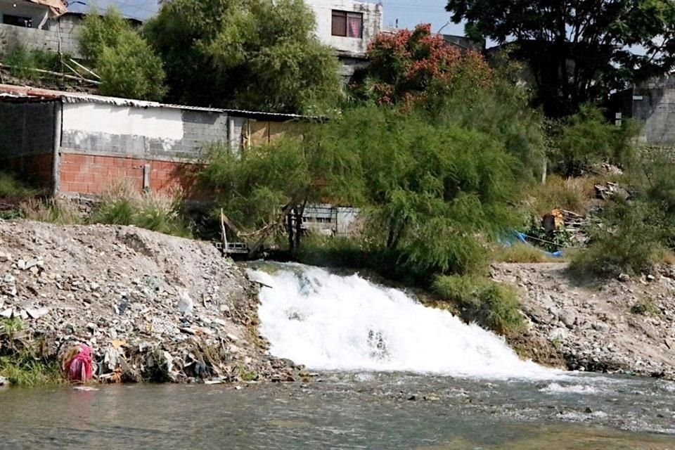 Agua y Drenaje (AyD) de Monterrey tira miles de litros de agua limpia al Río Santa Catarina que bajan de la Huasteca y no puede inyectar a la red que abastece al área metropolitana.