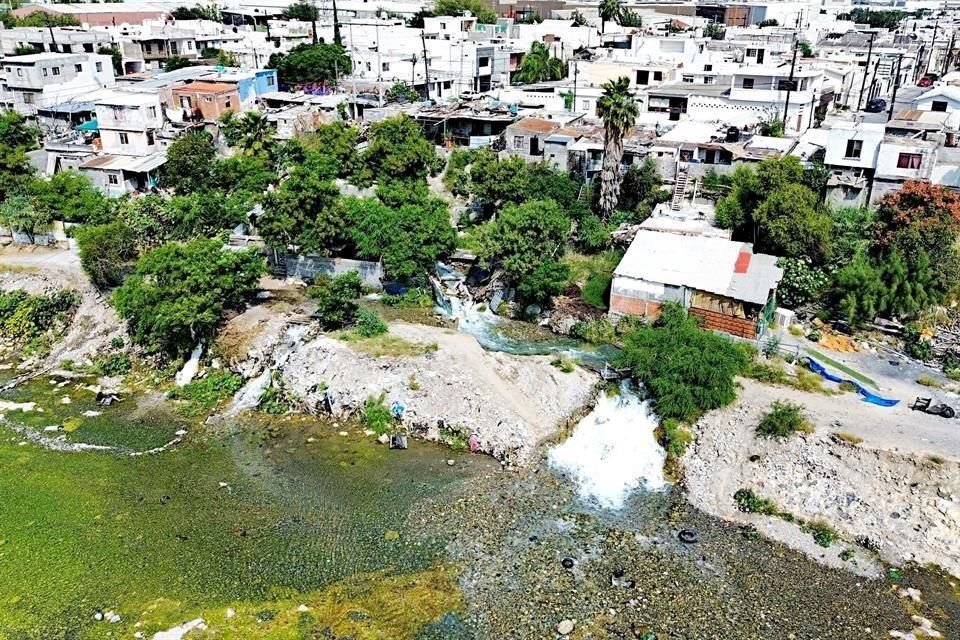 El agua de la 'cascada' que se forma al llegar al Río proviene de una instalación de AyD (recuadro) que está a unos 300 metros de distancia.