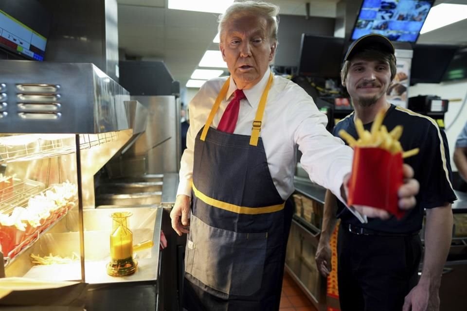 El candidato Donald Trump preparó unas papas en un McDonald's de Pensilvania.