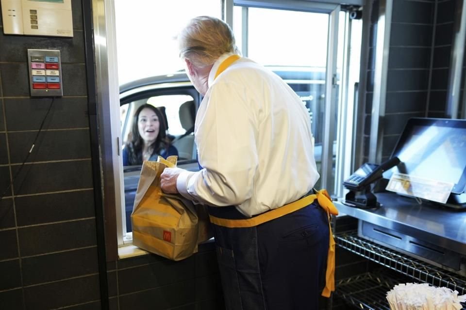 El candidato Donald Trump entrega un pedido en un McDonald's de Pensilvania.