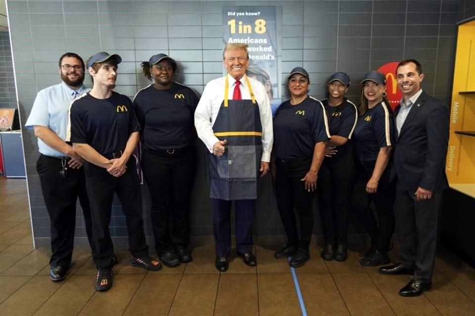 El candidato republicano se tomó foto con los trabajadores del restaurante de comida rápida.