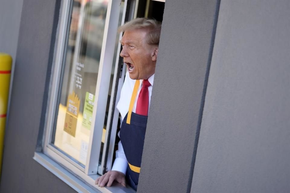 Donald Trump habla a través de una ventanilla en un McDonald's en Pensilvania.