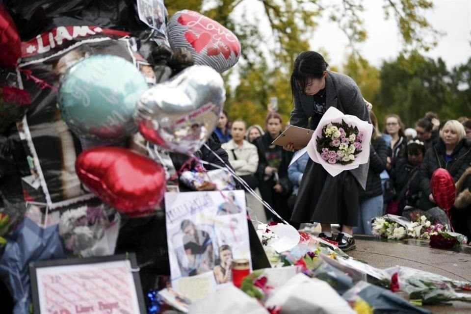 Al menos mil personas se congregaron en el centro de Londres ante la estatua de Peter Pan en Hyde Park, frente a la cual depositaron flores, cartas, globos y fotos.