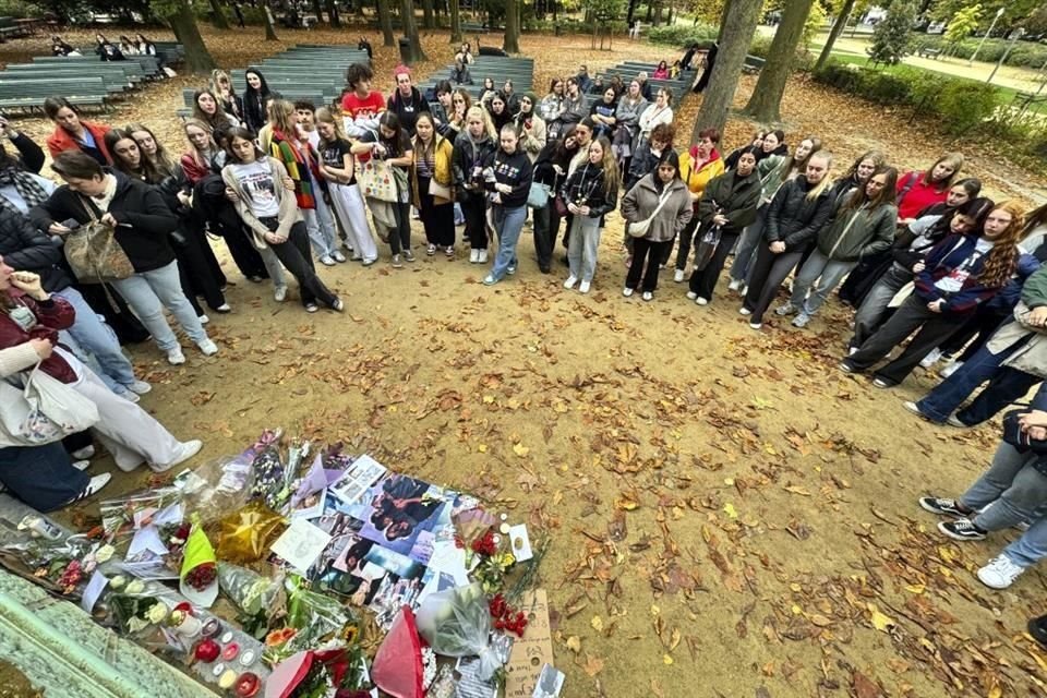 Fans de Payne en Bruselas, Bélgica, también lo despidieron este domingo.