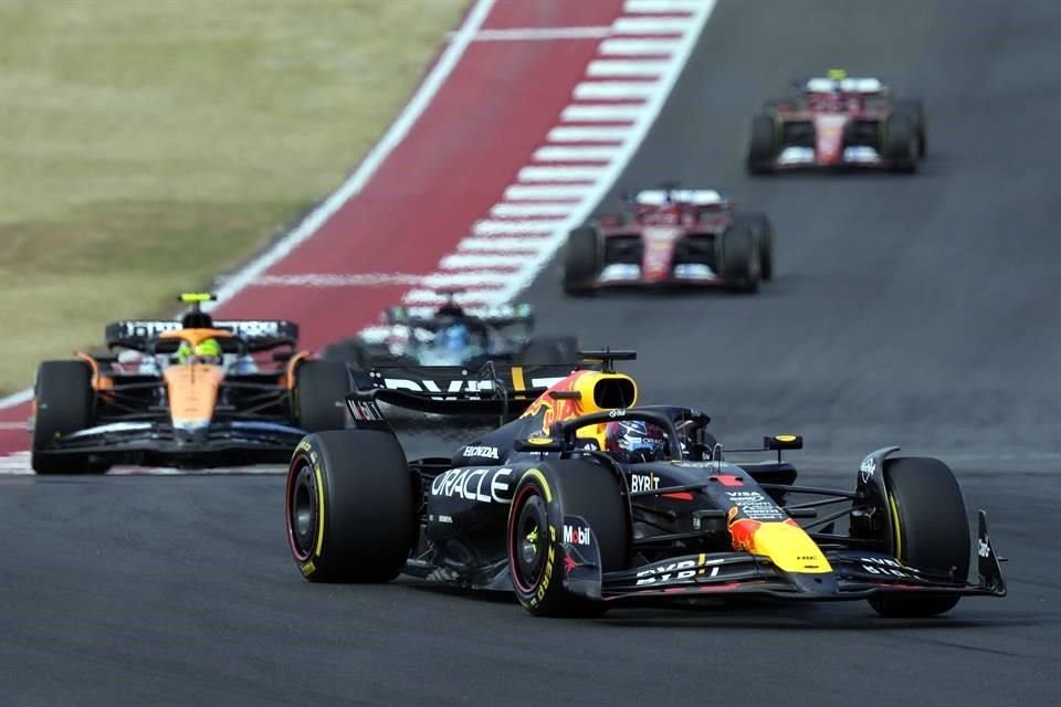 Max Verstappen defendió como un campeón la posición .