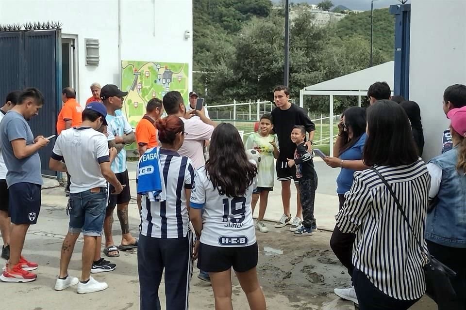 Los aficionados de Rayados acudieron a El Barrial.