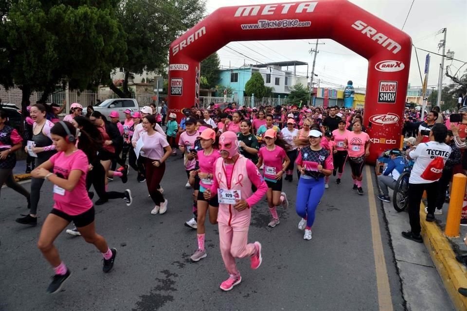 En patines, bicicleta y trotando, las mujeres participaron en distintas modalidades deportivas en el parque Las Arboledas.