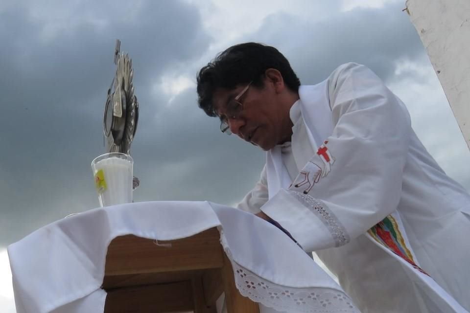 El párroco fue atacado a balazos tras salir de oficiar una misa en San Cristóbal.