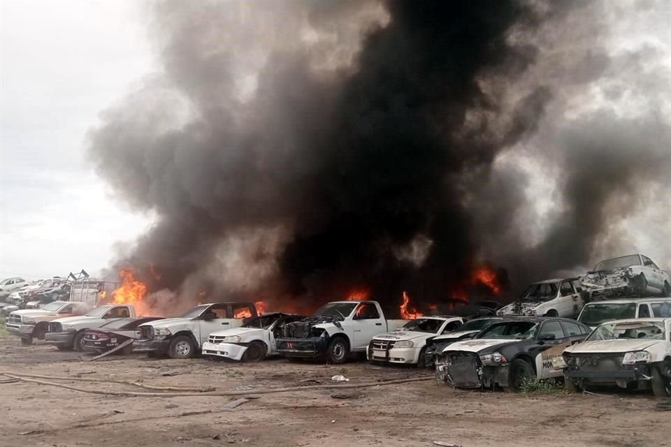 Rescatistas municipales, estatales y bomberos combaten el fuego en unas 15 unidades.