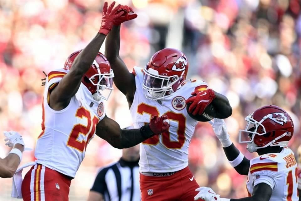 Christian Roland-Wallace (centro), de los Kansas City Chiefs, celebra después de interceptar un pase.