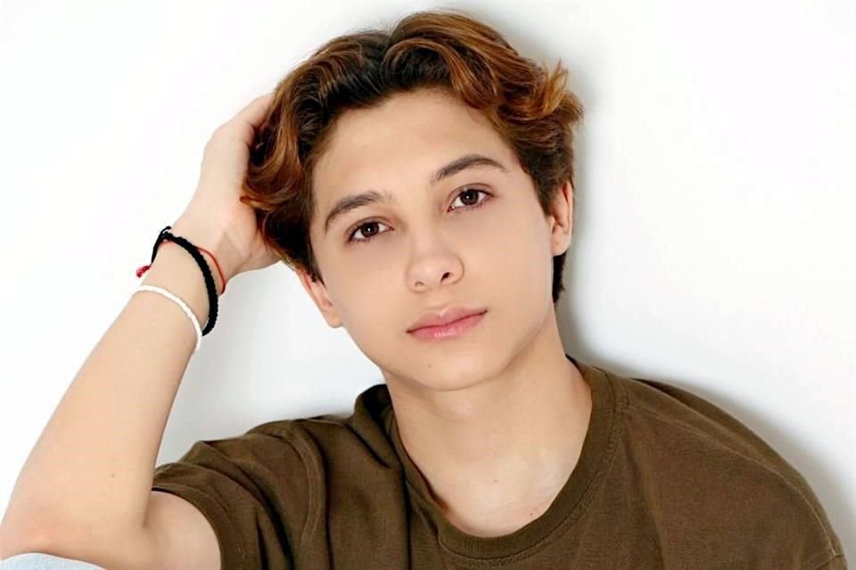 Tadeo Bonavides, hijo del actor Carlos Bonavides, lanza el tema pop electrónico 'Ahora Estás Aquí'.