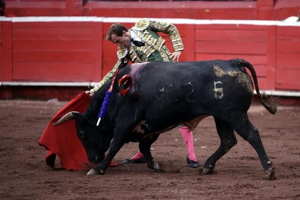 Román Collado falló con la espada en su primer toro.