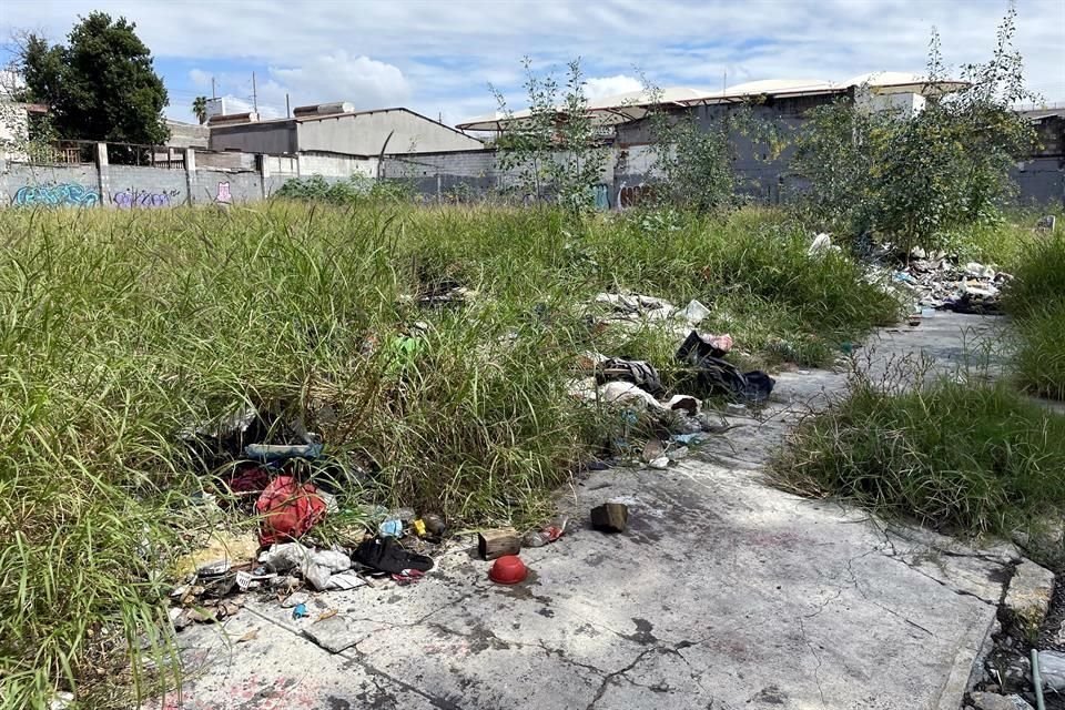 Hace unos dos años, según calcularon habitantes, una tienda de autopartes fue demolida y el terreno abandonado.