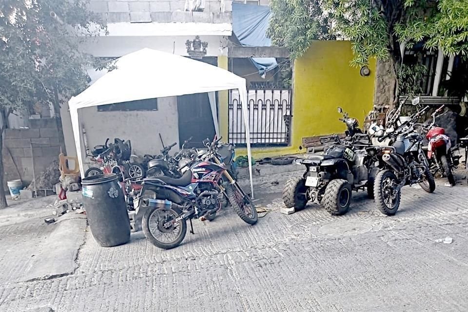 Vecinos de Fomerrey 45, en Monterrey, denunciaron tres talleres de motocicletas que estorban las banquetas y obstruyen el paso de vehículos.