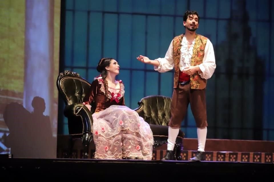 Jacinta Barbachano y Jorge Ruvalcaba brillaron en escena como como Rosina y Fígaro.