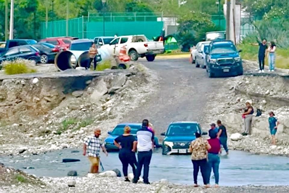 Policías de Santa Catarina pidieron a los paseantes que se retiraran de la laguna que se formó en la entrada al Parque Natural La Huasteca.