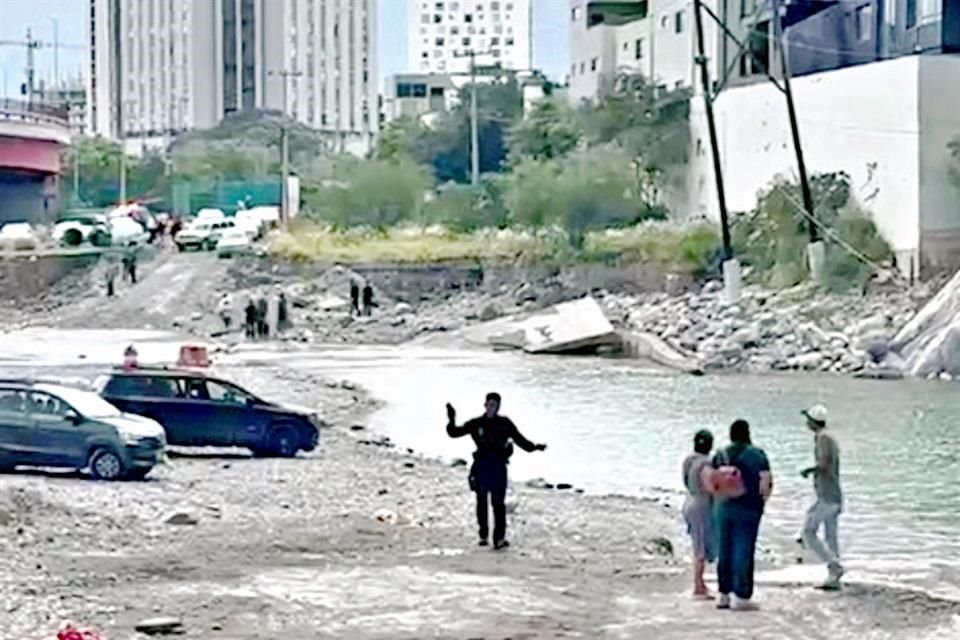 Desde hace un mes, decenas de personas aprovechan los nuevos parajes del Río Santa Catarina para utilizarlos como balnearios. 