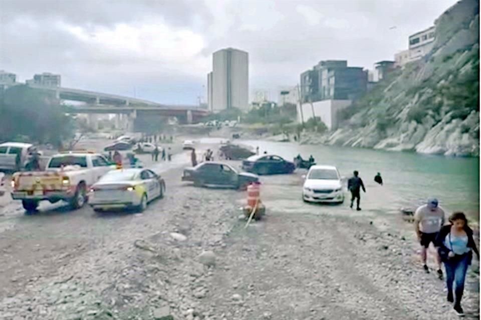 Incluso, a unos metros de la entrada al parque natural se formó una laguna, lo que atrae a decenas de paseantes.