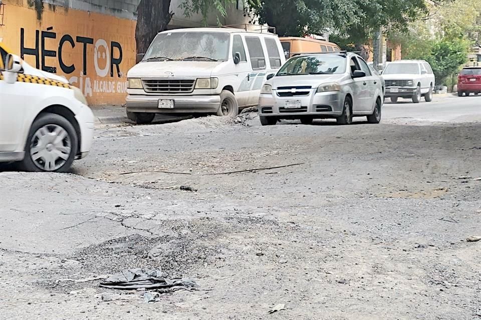 Un tramo de la Avenida Fidel Velázquez, desde Pablo Livas hasta Eloy Cavazos, permanece prácticamente destruida.