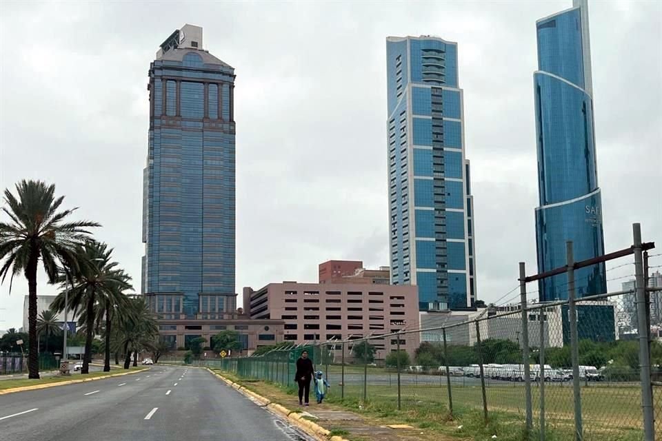 El Municipio de San Pedro alista reuniones con empresarios para construir banquetas en la zona de Valle Oriente.