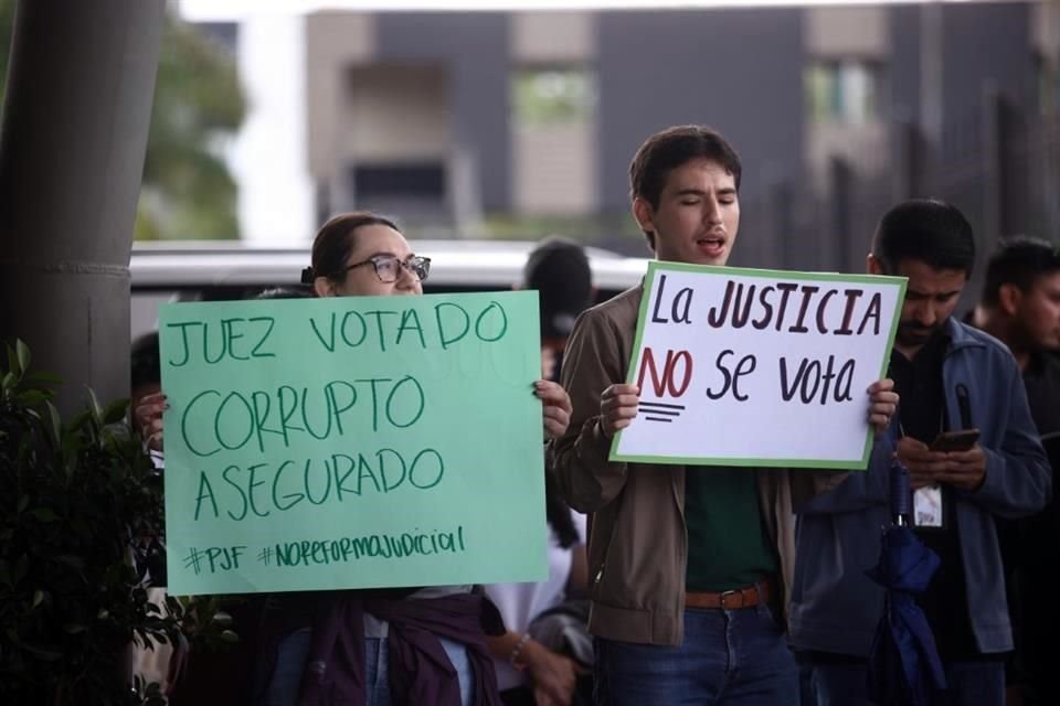 Alrededor de 500 trabajadores del Cuarto Circuito se sumaron a la protesta, en una de las entradas principales del edificio.