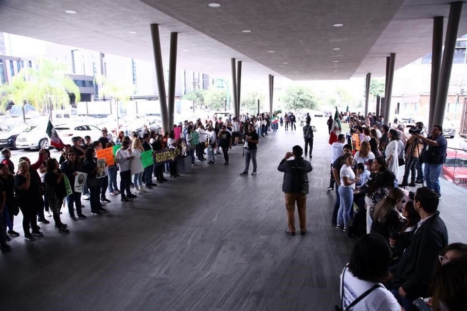 Alrededor de 500 trabajadores del Cuarto Circuito se sumaron a la protesta, en una de las entradas principales del edificio.