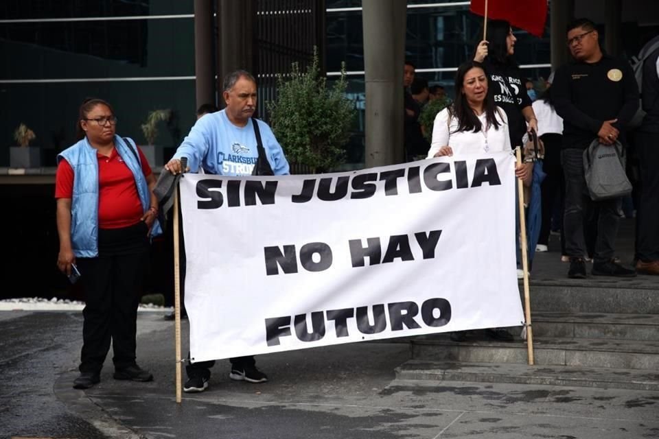 Alrededor de 500 trabajadores del Cuarto Circuito se sumaron a la protesta, en una de las entradas principales del edificio.