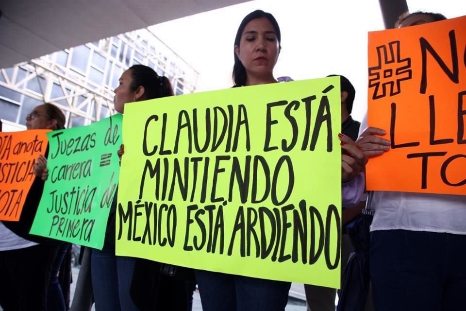 Alrededor de 500 trabajadores del Cuarto Circuito se sumaron a la protesta, en una de las entradas principales del edificio.