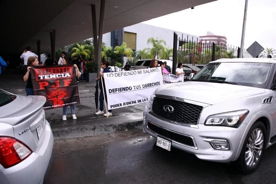 Alrededor de 500 trabajadores del Cuarto Circuito se sumaron a la protesta, en una de las entradas principales del edificio.