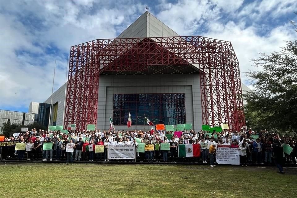 Pese a que un guardia de seguridad trató de impedirlo, los manifestantes ingresaron a Cintermex, para dirigirse al salón donde se realiza el evento con el Gobernador.