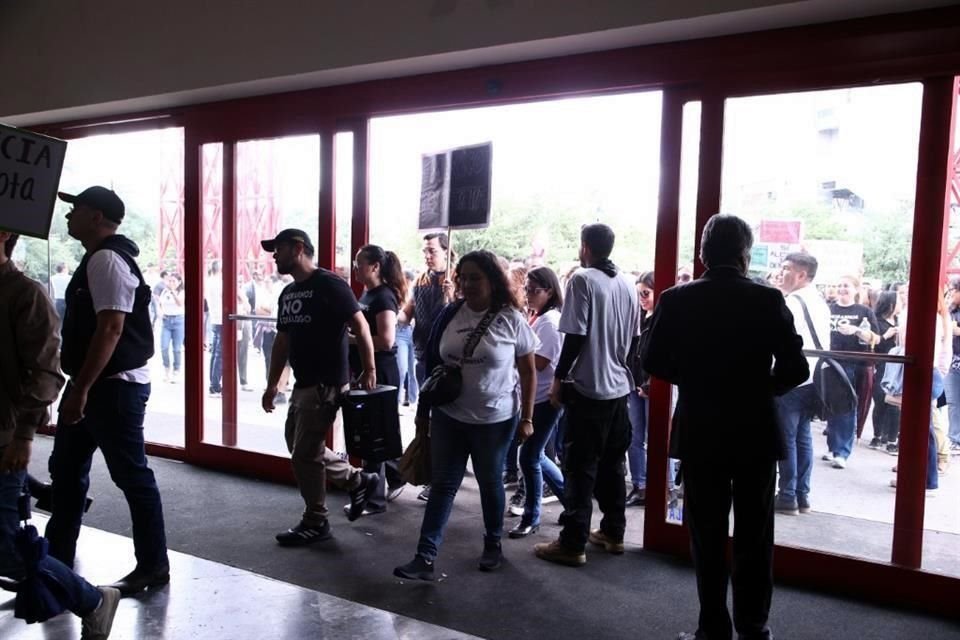 Los manifestantes ingresaron al edificio.