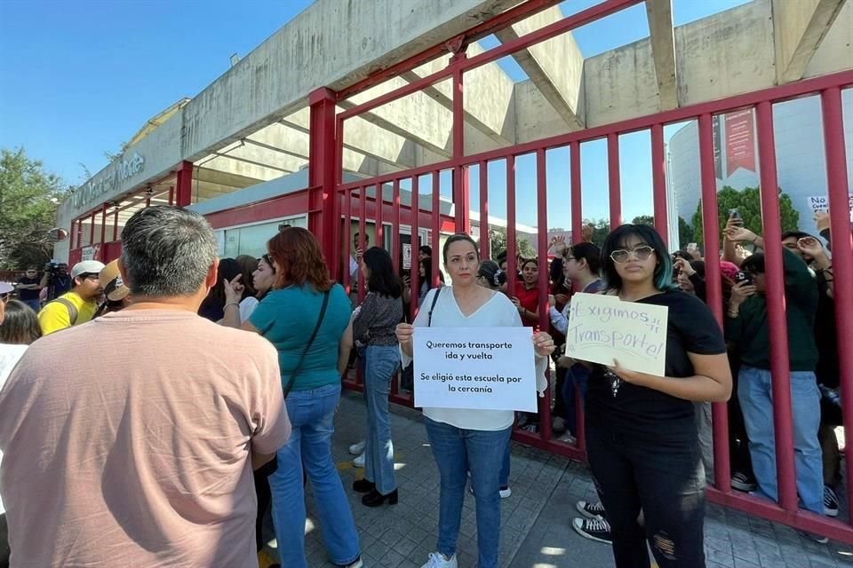 Tras el anuncio del cierre, los padres de familia realizaron una manifestación pacífica en el campus Monterrey.