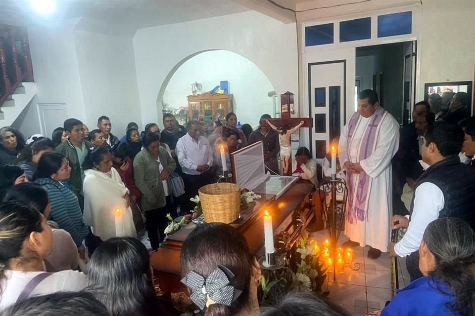 Los restos del sacerdote Marcelo Pérez, asesinado el pasado domingo 20 de octubre en San Cristóbal de las Casas, fueron velados en casa de sus padres en San Andrés Larráinzar.