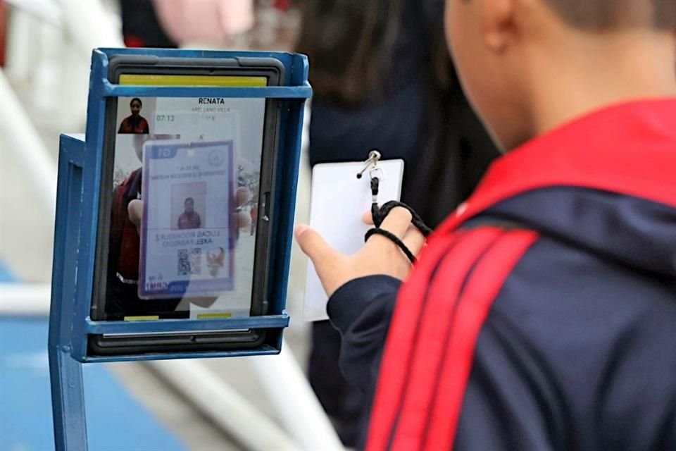 Los alumnos de la Secundaria Centenario de la Revolución Mexicana tienen un código QR para registrar su asistencia.