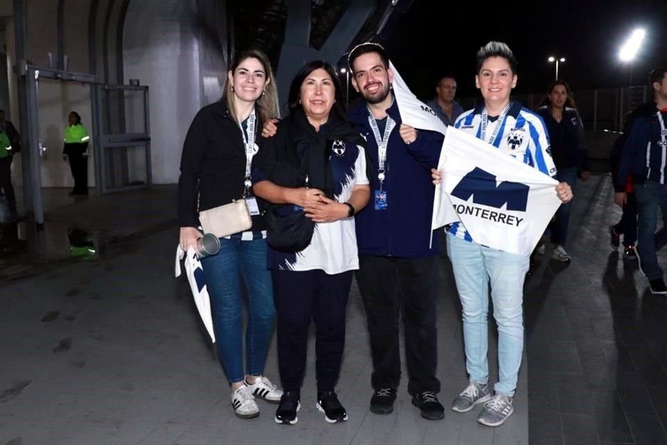 Norma González, Norma Olivares, Joaquín González y Gaby Sánchez