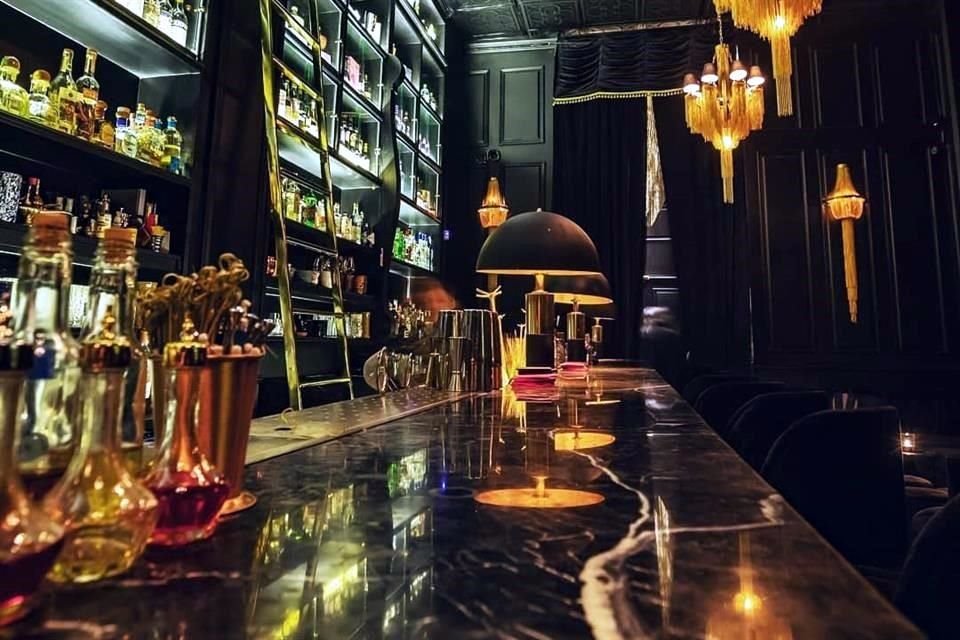 En el corazón de cada creación de Handshake Speakeasy se encuentra Van Beek, un bartender que ha sabido equilibrar la tradición con la innovación.