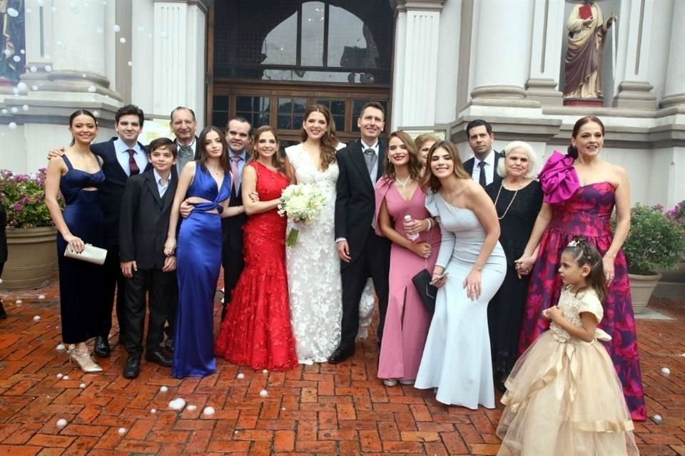 Geovanna Ferrara Torres y Christoph David Buhl y familia