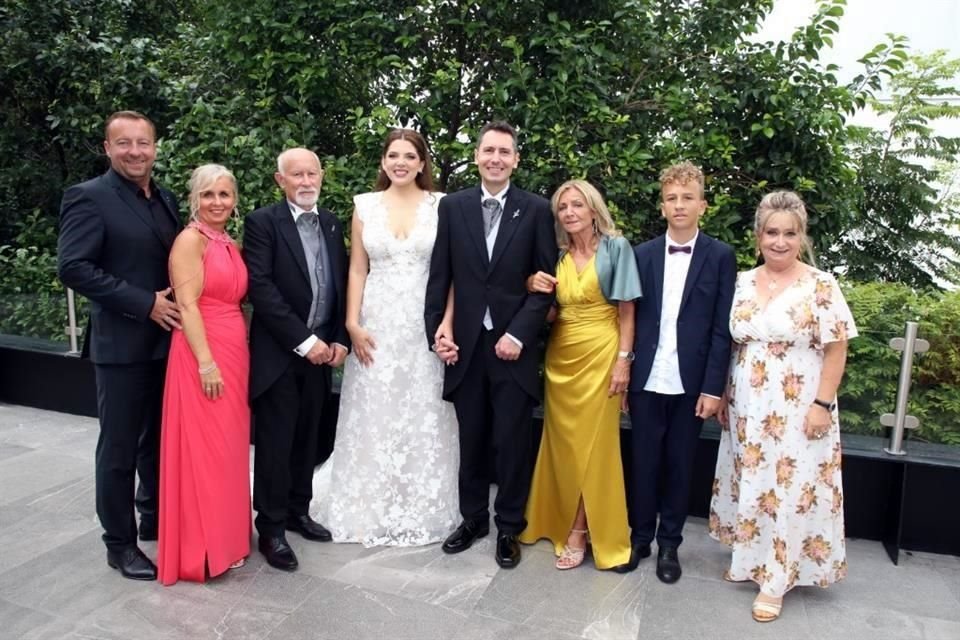 FAMILIA DEL NOVIO Tomas Pasternok, Margarete Pasternok, Georg Buhl, Geovanna Ferrara Torres, Christoph David Buhl, Ula Buhl, Ben Pasternok y Gabriela Ziegler