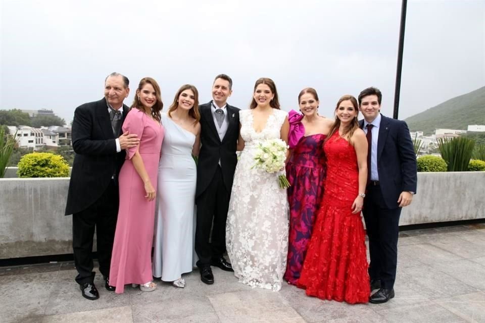 FAMILIA DE LA NOVIA Jesús Ferrara González, Paola Ferrara Torres, Alexa Ferrara Torres, Christoph David Buhl, Geovanna Ferrara Torres, Rebeca Torres Jaubert, Rebeca Ferrara de Irízar y Emilio Irízar