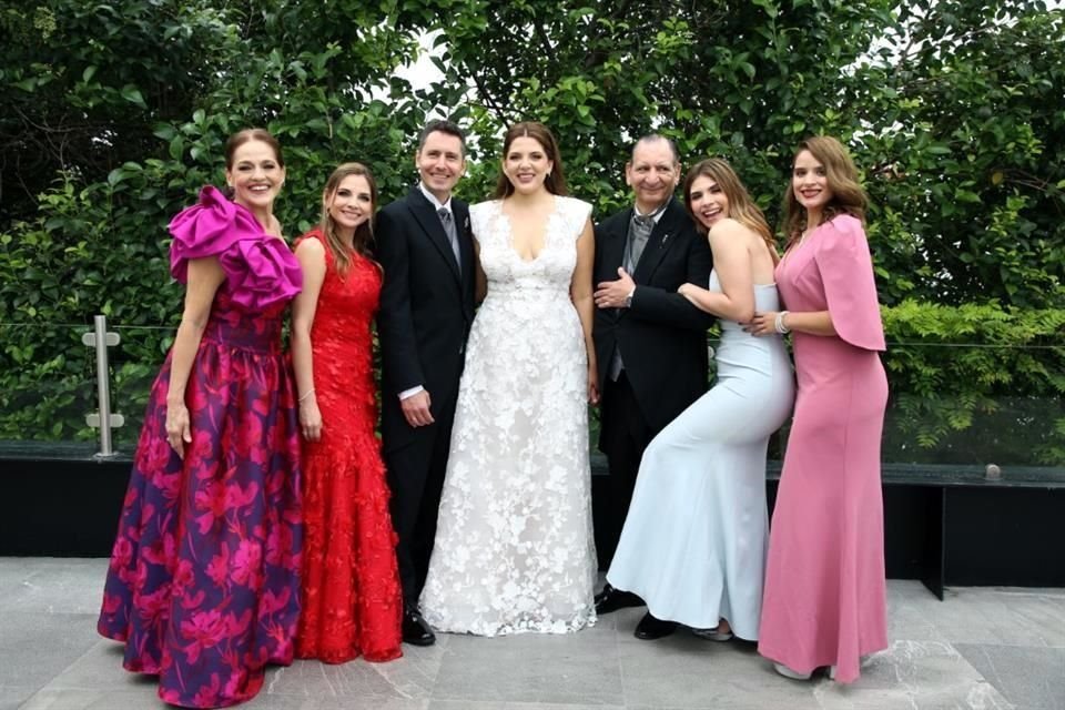 Rebeca Torres Jaubert, Rebeca Ferrara de Irízar, Christoph David Buhl, Geovanna Ferrara Torres, Jesús Ferrara González, Alexa Ferrara Torres y Paola Ferrara Torres