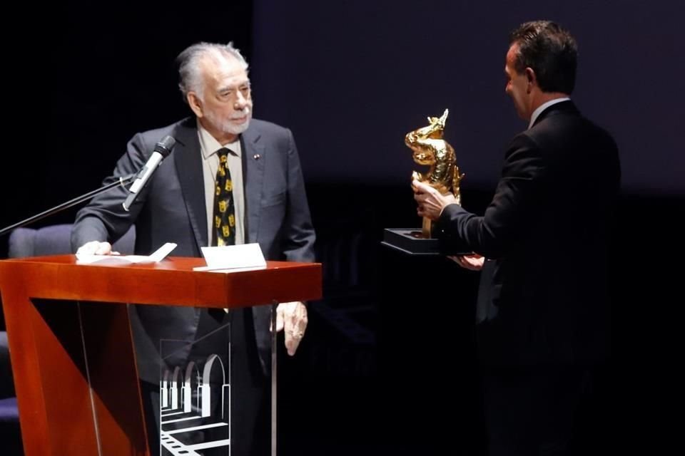 Minutos antes de que Francis Ford Coppola recibiera el premio a la excelencia artística en un teatro moreliano, el cineasta vio proyectada una compilación de su filmografía.