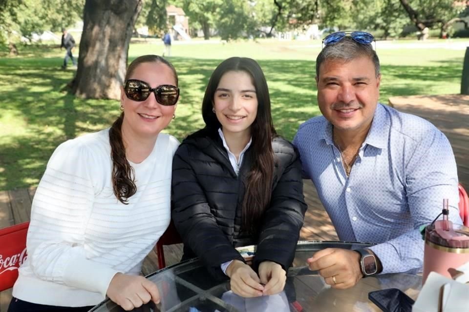 Elsa Sánchez, Natalie Cabriales y Jesús Cabriales