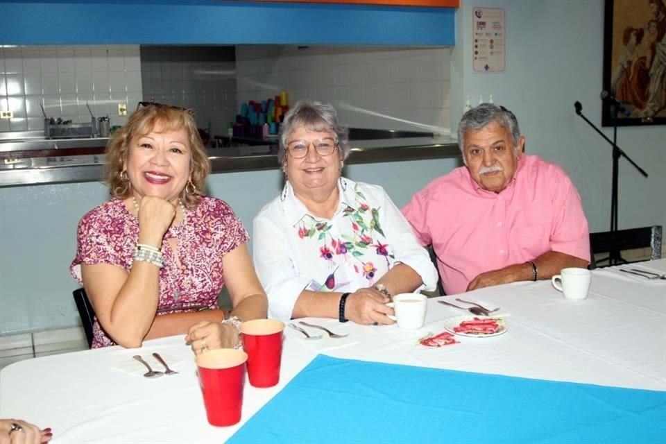 Alicia Bustos de Guerra, Esthela González y Tomas Flores Castillo