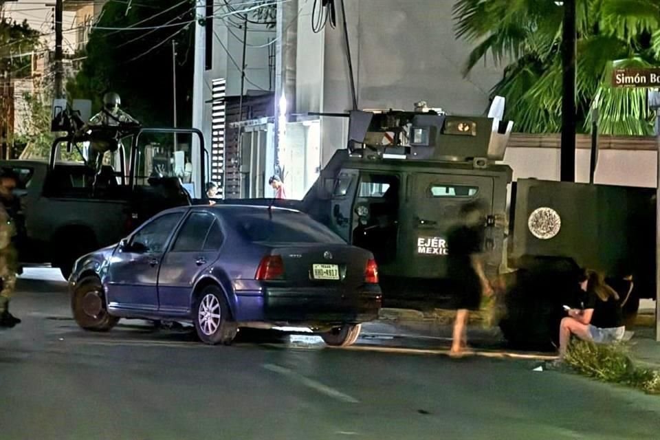 El vehículo militar 'Ocelotl' se impactó contra dos automóviles en calles de Nuevo Laredo.