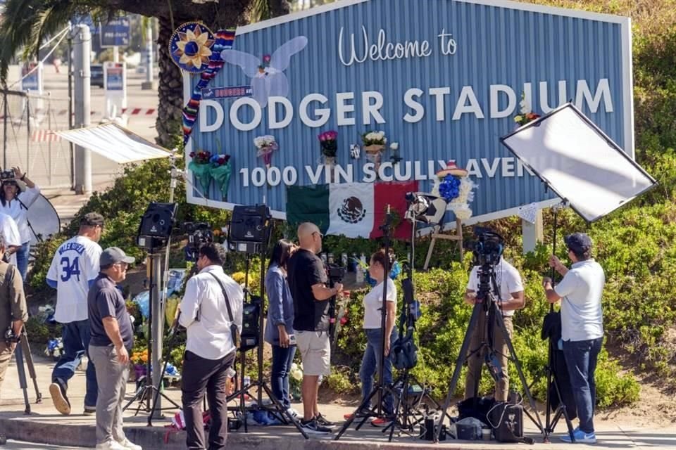 El Estadio de los Dodgers se llenó de ofrendas para el 'Toro'.