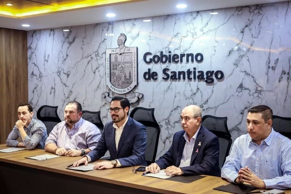 Los Presidentes Municipales de Santiago, David de la Peña Marroquín; de Allende, Eduardo Leal; de Montemorelos, Miguel Salazar; de Hualahuises, Jesús Homero Aguilar, y de Linares, Gerardo Guzmán.