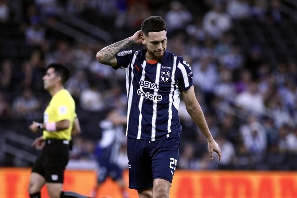 Lucas Ocampos se lamenta tras dejar escapar una opción de gol.
