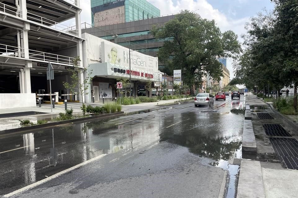 El tramo de la Avenida Ocampo que comprende de Juárez a Emilio Carranza se ve afectado por las aguas negras que salen de un registro de Agua y Drenaje.